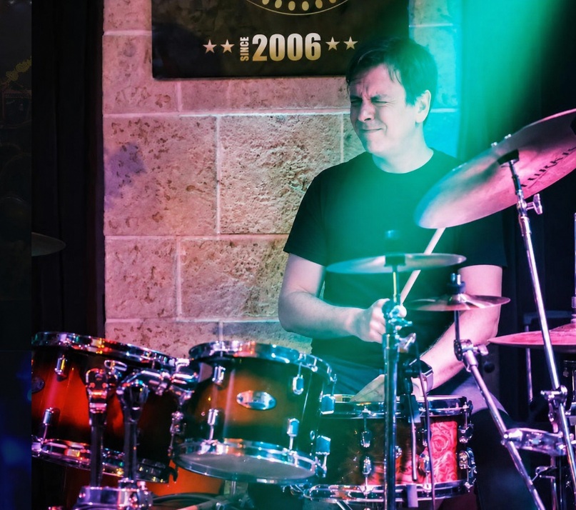Álvaro tocando la batería en directo