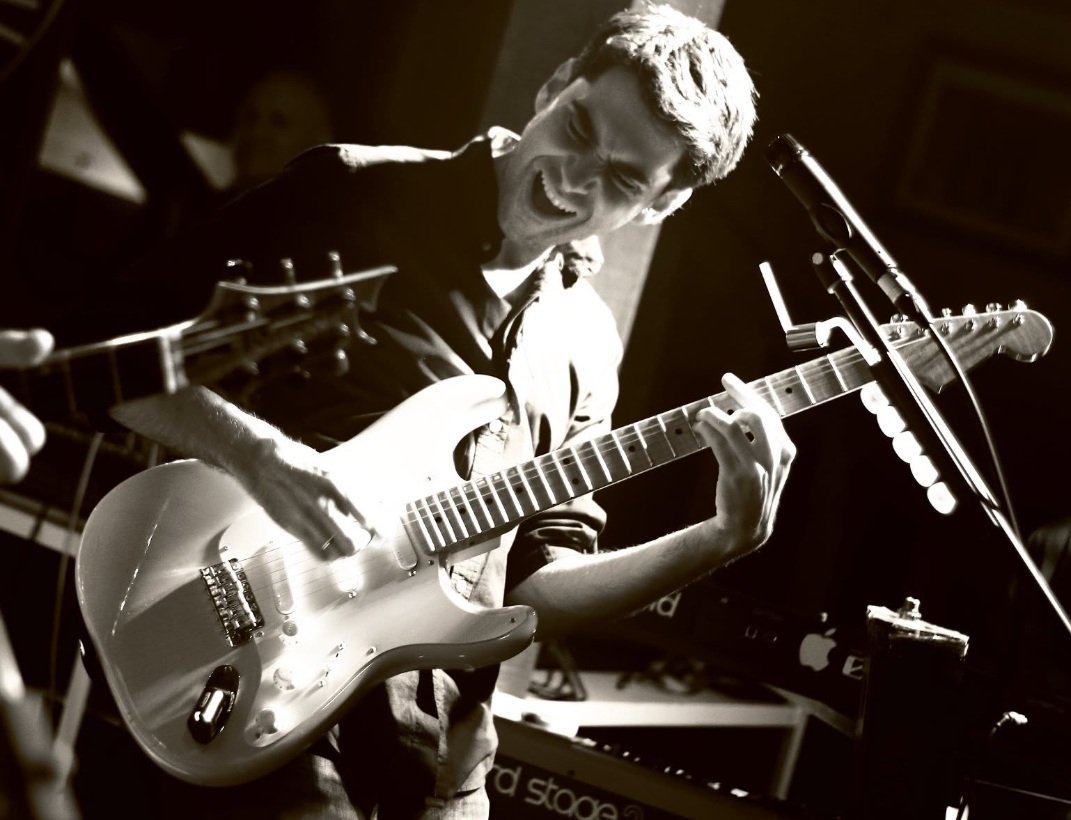 Jorge tocando la guitarra en directo