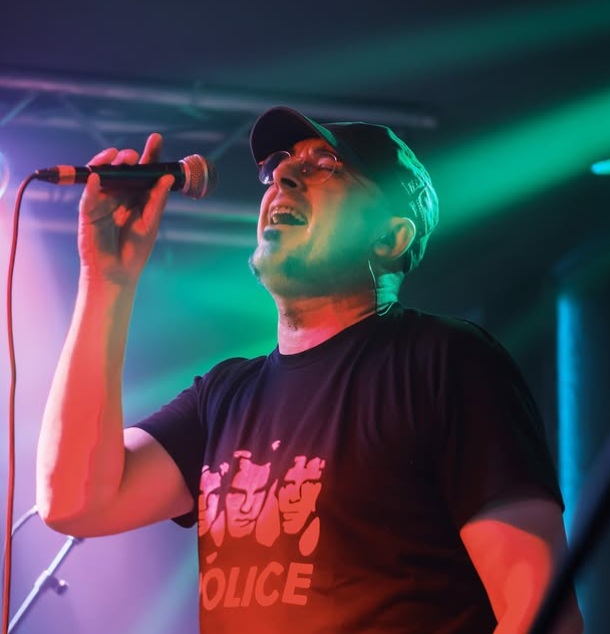 Pedro cantando en directo